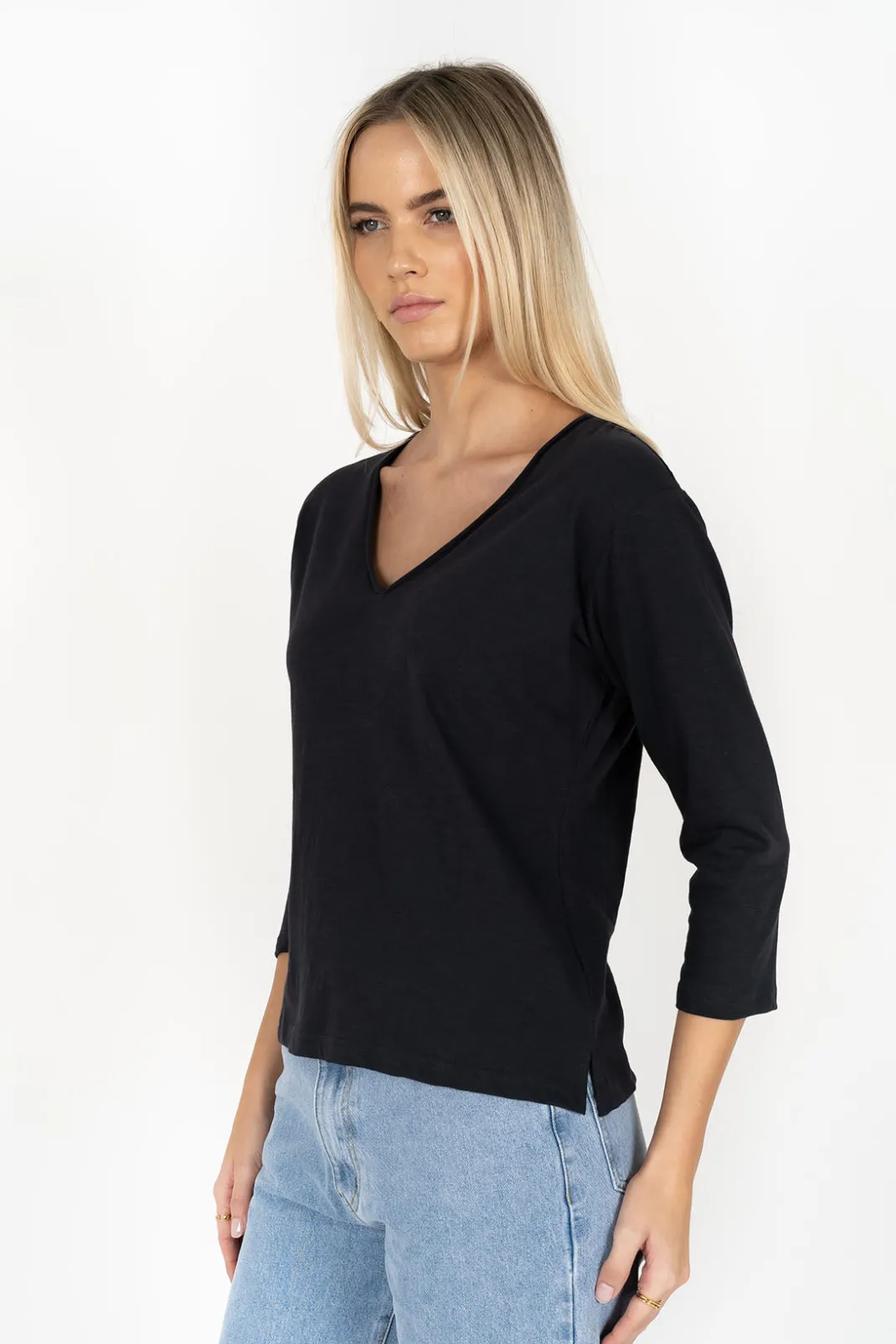 Basics | T-shirts>Humidity Lifestyle STELLA V-NECK AW25