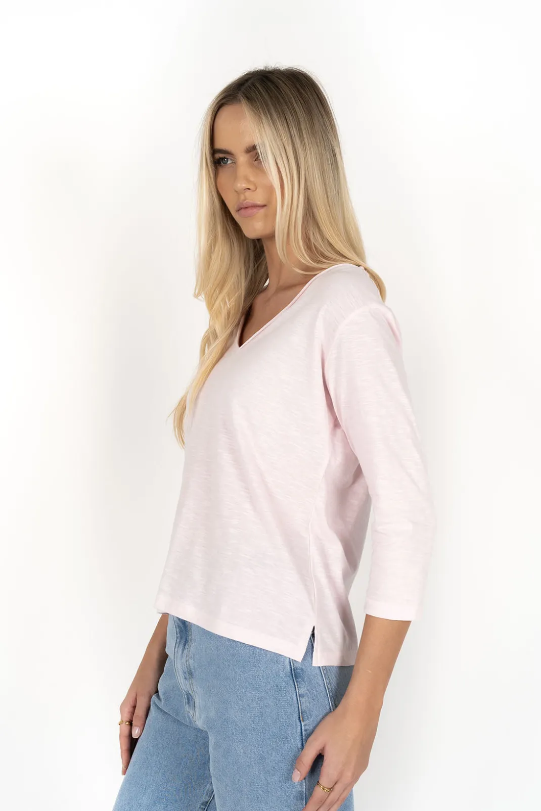 Basics | T-shirts>Humidity Lifestyle STELLA V-NECK AW25